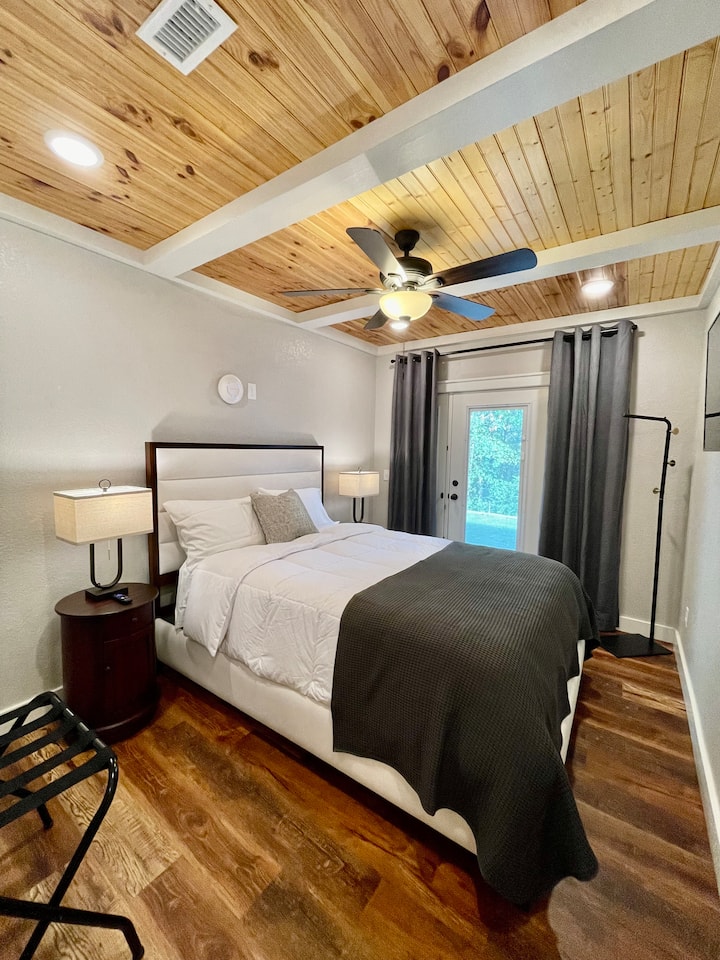 标准双人床卧室