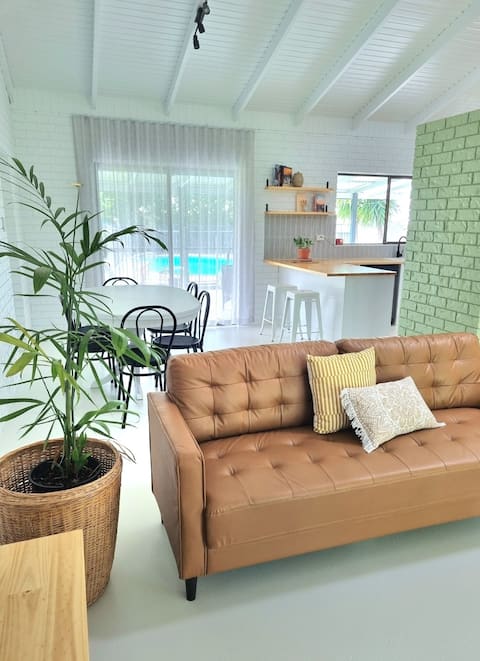 3 BR<King Beds>Pool<BBQ <Parking>Long/Short Stay>