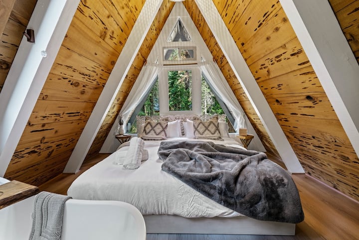 加大双人床、羽绒枕头、电动壁炉、可欣赏森林美景的浸泡式浴缸、半浴室