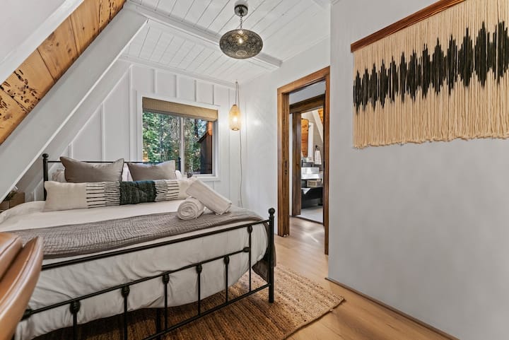 标准双人床、可调光灯、羽绒枕头、WFH书桌、全身镜