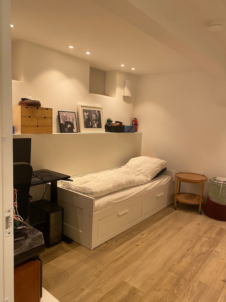 Chambre au sous-sol. Le lit peut être étendu à 200 x 140 cm. Fenêtres à installer en décembre 2025