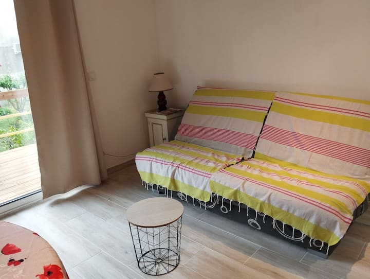 gauč na spanie s dobrým matracom