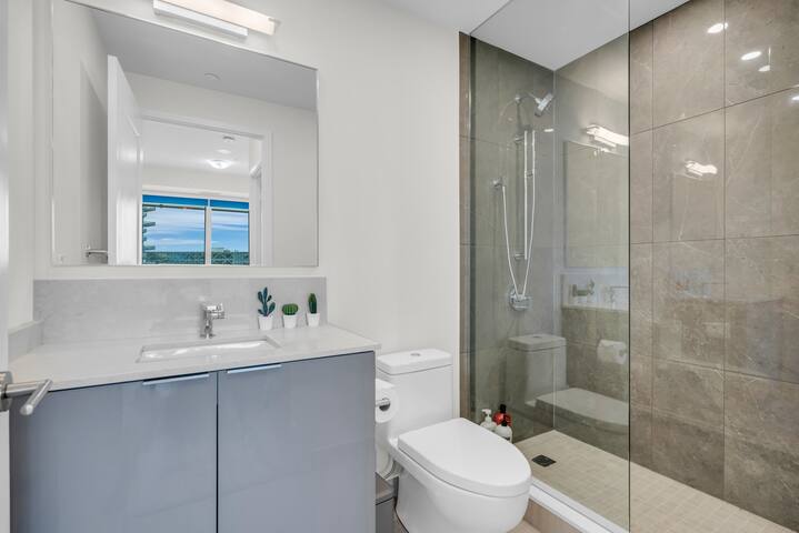 New, Luxurious Stunning Views Harbour front gallery image 3