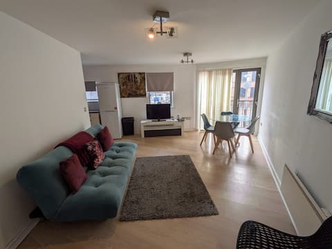 Popular Airbnb listing: Complimentary Wi-Fi | City Centre | Free Parking in City Of Wolverhampton