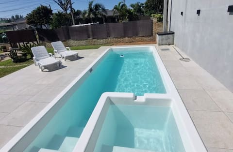 Top house: one block from the sea - w/pool/skate park