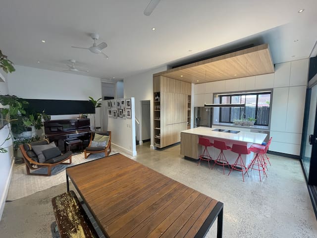 Modern & Bright Family Home with feline companions