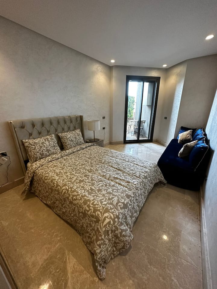 spálňa 2 , sprchovací kút v priľahlej miestnosti. Prístup na strelecký balkón.