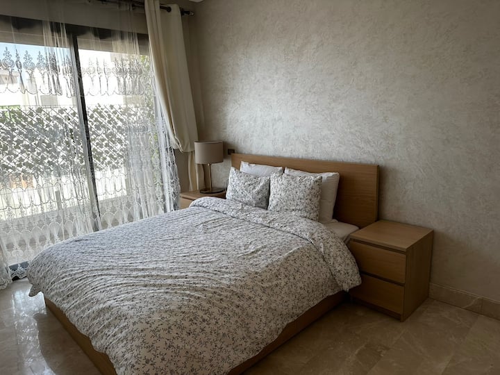 Spálňa 1 so šatňou a kúpeľňou so sprchovacím kútom. Prístup na balkón