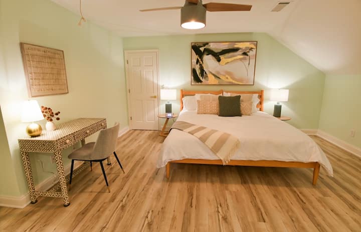 Საგულდაგულოდ შექმნილი საძინებლის საკურთხეველი ლუქს-კლასის დიდი საწოლით. 