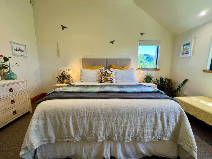 Lala usiku wa kupumzika katika chumba chako cha kulala cha mapambo yenye mandhari ya ndege.