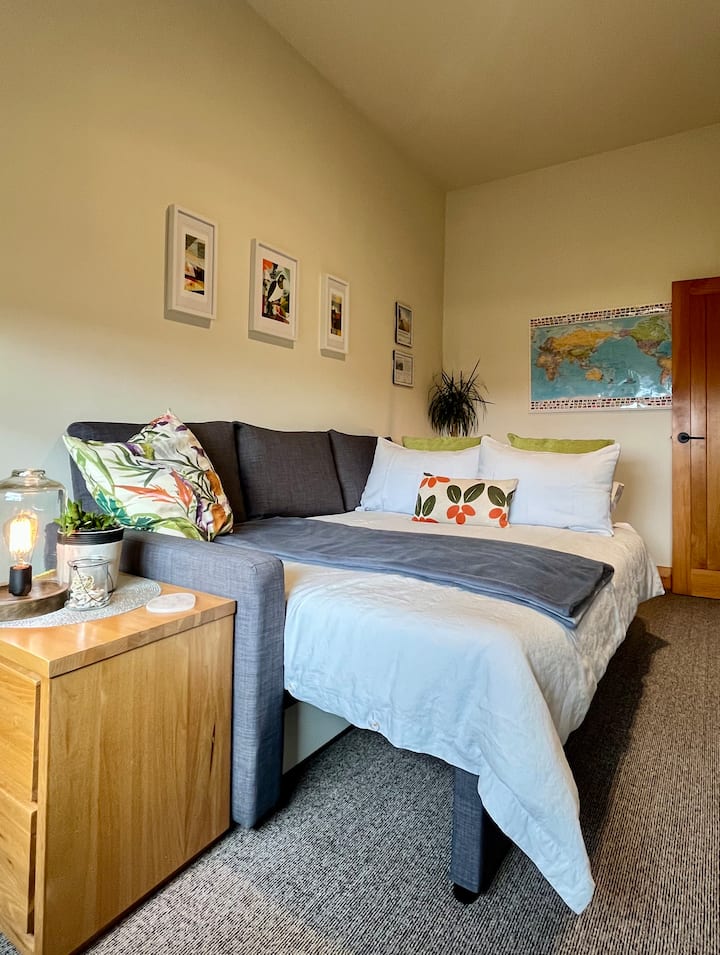 Kuna kitanda cha sofa chenye starehe na cha wasaa kwenye sebule yako, ambacho kitatandikwa kwa ajili ya mgeni wa tatu kwa USD 40 kwa usiku au kinaweza kutandikwa kwa ombi, kwa wasafiri wawili ambao wanahitaji vitanda tofauti, kwa malipo ya mara moja ya dola USD 20 ya ziada ya mashuka.