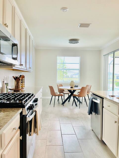 Comfortable modern house located in Babcock Ranch!