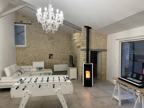 Charming stone house (babyfoot and piano num)