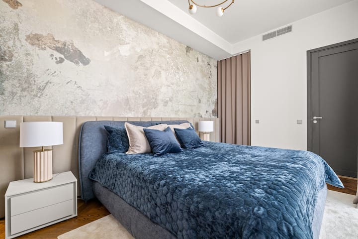 Amplio dormitorio con cama tamaño queen y armario grande