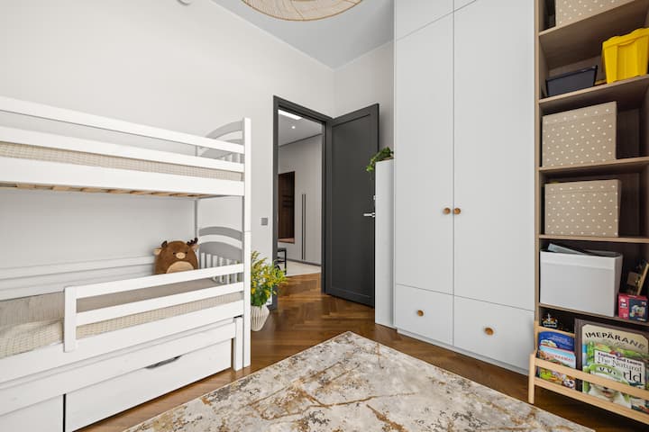 Acogedora habitación infantil con litera