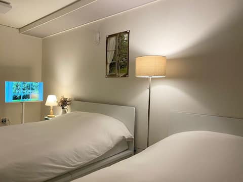 [1 o'clock check-out review event] Dongseong-ro Gyo-dong Jongno 3 minutes away/2 beds