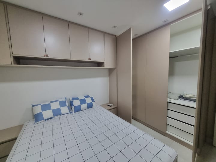 Cama Queen Size, Armários e gavetas Espaçosos e Luzes de Led.