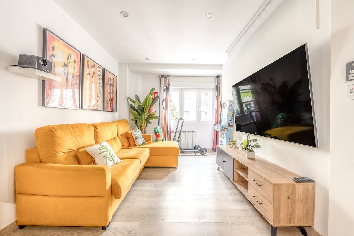 Anuncio de Airbnb popular: LUXURY: Parking, Projector, Slot Machine, and Scooters en Oviedo
