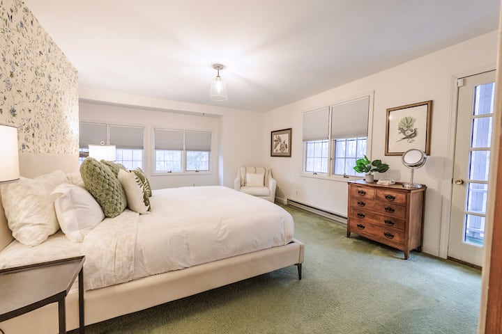The Main Bedroom features a private screend in porch for mornong coffee, a Saavta King Sized bed and private bathroom with jacuzzi!

Photo by: Chris Daniele
