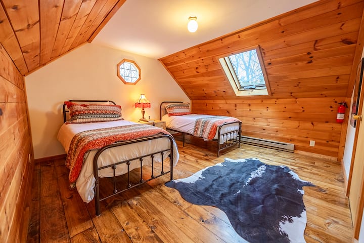 The kids love the 3rd floor bedroom with Two Twin Nectar Beds next to game room.

Photo by: Chris Daniele