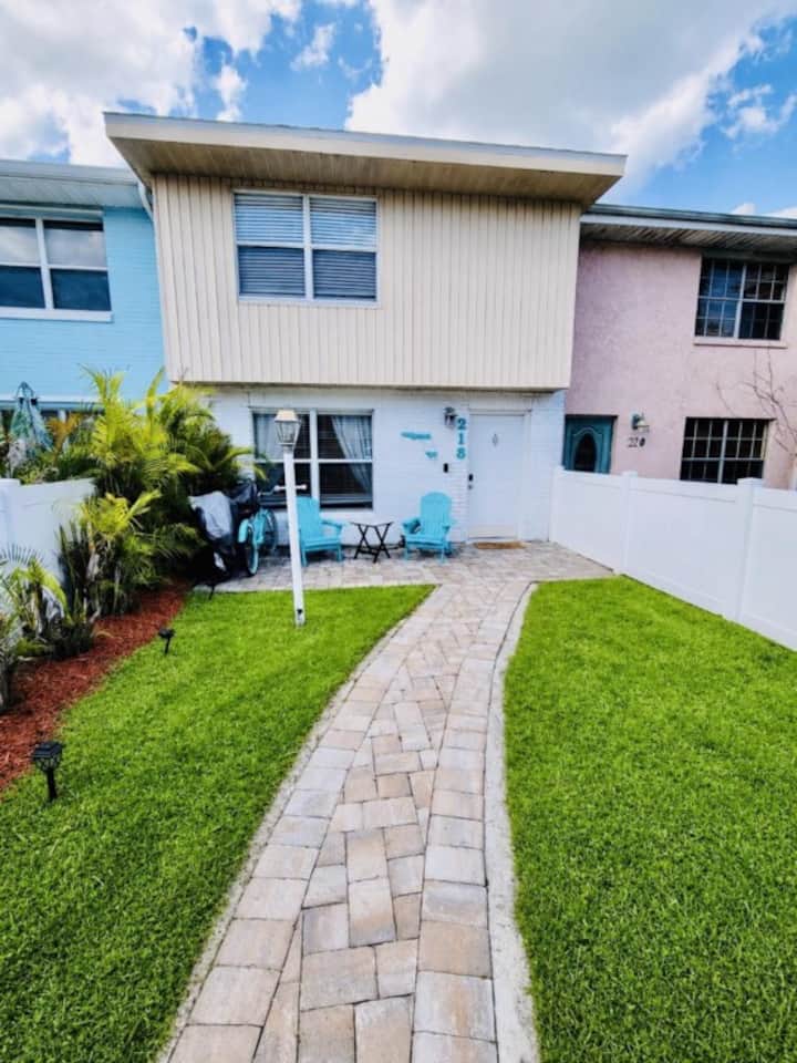 Beachside Space Coast Townhouse - Cape Canaveral, FL
