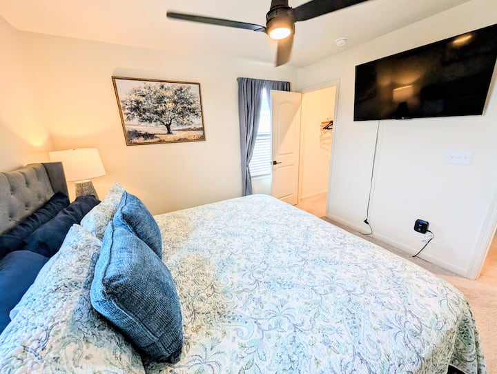 Opustite se na bračnom krevetu i uživajte u pametnom televizoru od 50 inča