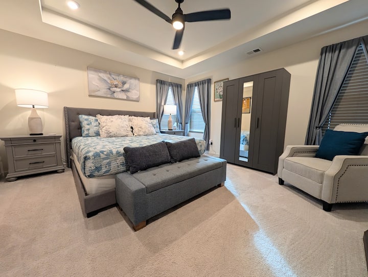 Glavna spavaća soba s bračnim krevetom (širine 180 – 220 cm), integriranim noćnim ormarićima s utičnicama za punjenje i stolnim svjetiljkama, stropnim ventilatorom, ormarom, pametnim televizorom od 65 inča, električnim kaminom i privatnom kupaonicom.