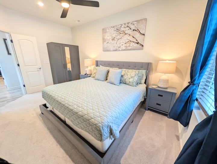 Smještena na 1. katu, 1. spavaća soba za goste sadrži bračni krevet (180 – 200 cm), noćne ormariće sa stolnim svjetiljkama, stropni ventilator, ormar i pametni televizor od 55 inča.