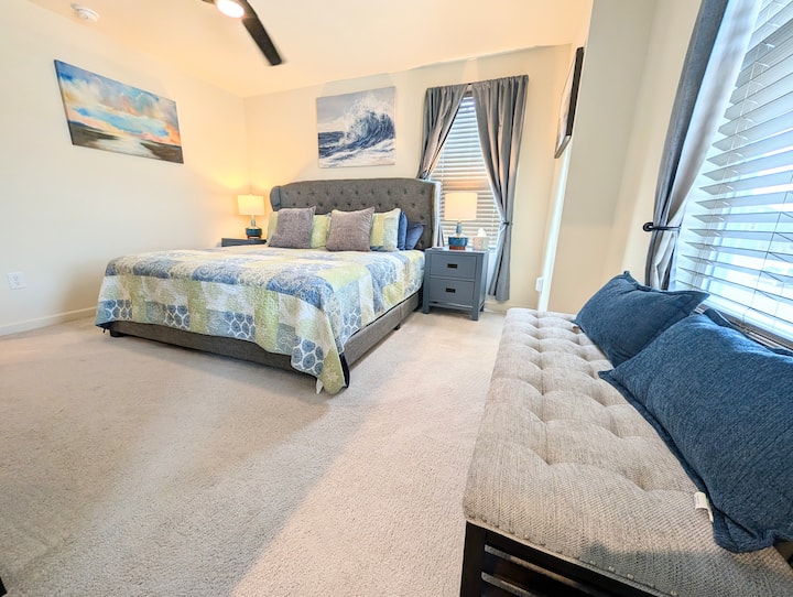 Spavaća soba za goste 2 s bračnim krevetom, noćnim ormarićima sa stolnim svjetiljkama, stropnim ventilatorom i pametnim televizorom od 55". 