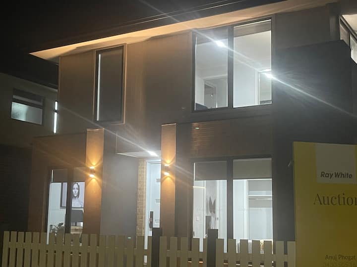 Spacious 2br Upstairs Retreat Rockbank, Melbourne” - Melton