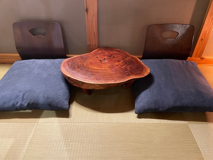 Debajo del loft hay una habitación de estilo tradicional de estilo japonés.No dudes en ponerte en esta pequeña mesa.
