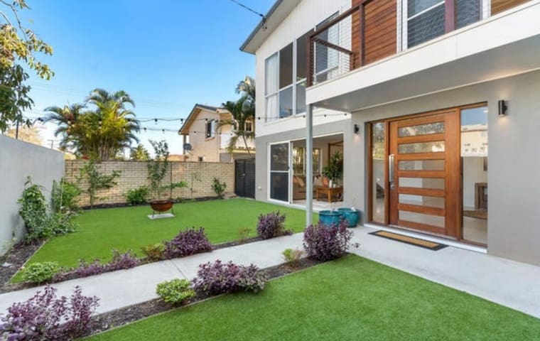 Beachside Entertainer’s Dream | Spacious Luxe Home gallery image 3