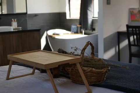 Minimalist Elegance Retreat: Near Shops, Food, Bus