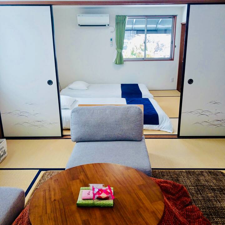 リビングルームとベッドルームは隣り合わせになっております。就寝時は襖で仕切ることができます。