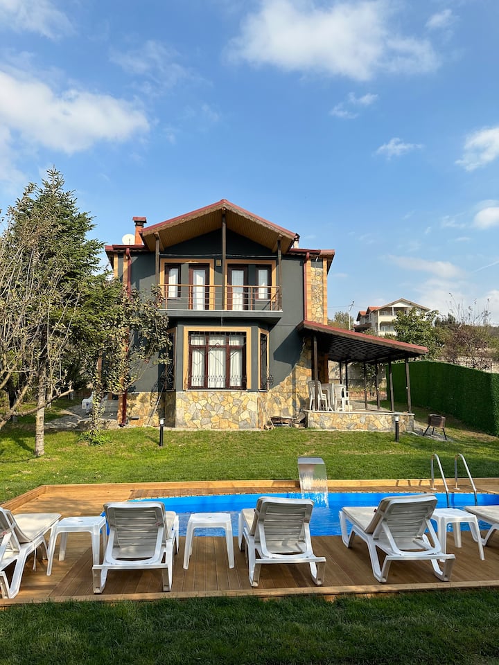 Isolated Villa with Heated Pool on Sapanca Lake