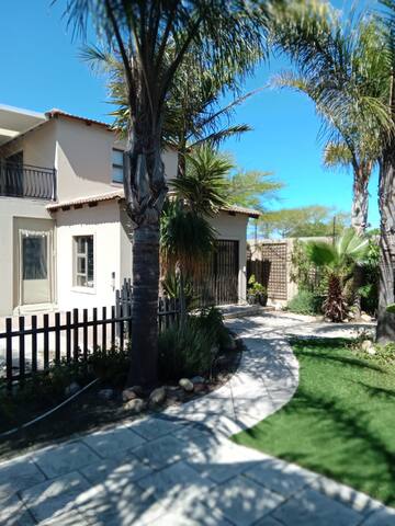 Cozy pool House in Capetown