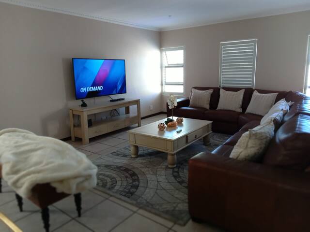 Cozy pool House in Capetown gallery image 3