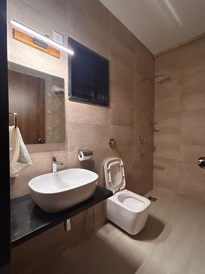 Full bathroom 2 image 1