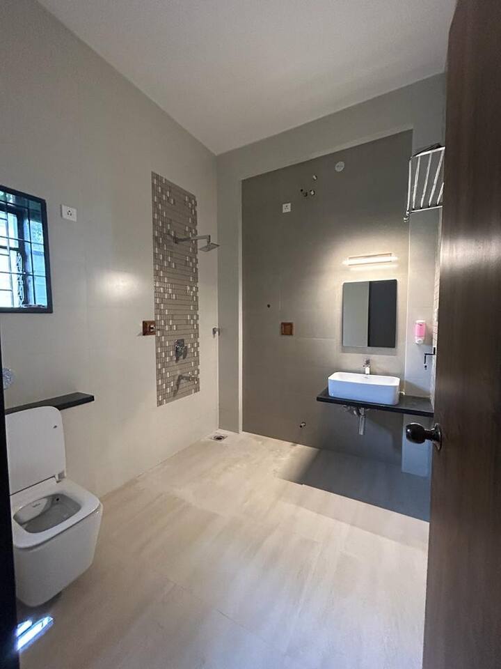 Full bathroom 3 image 1