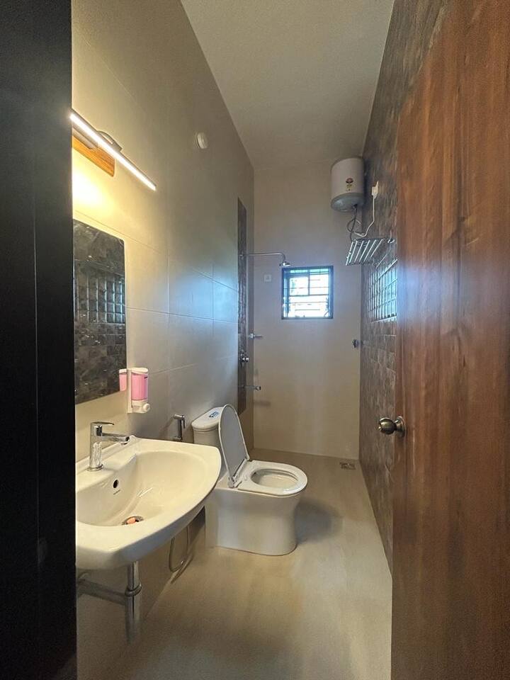 Full bathroom 1 image 1