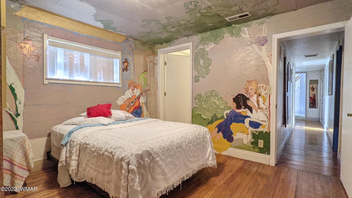 Долна спалня (пълноразмерно легло) с прилежаща баня