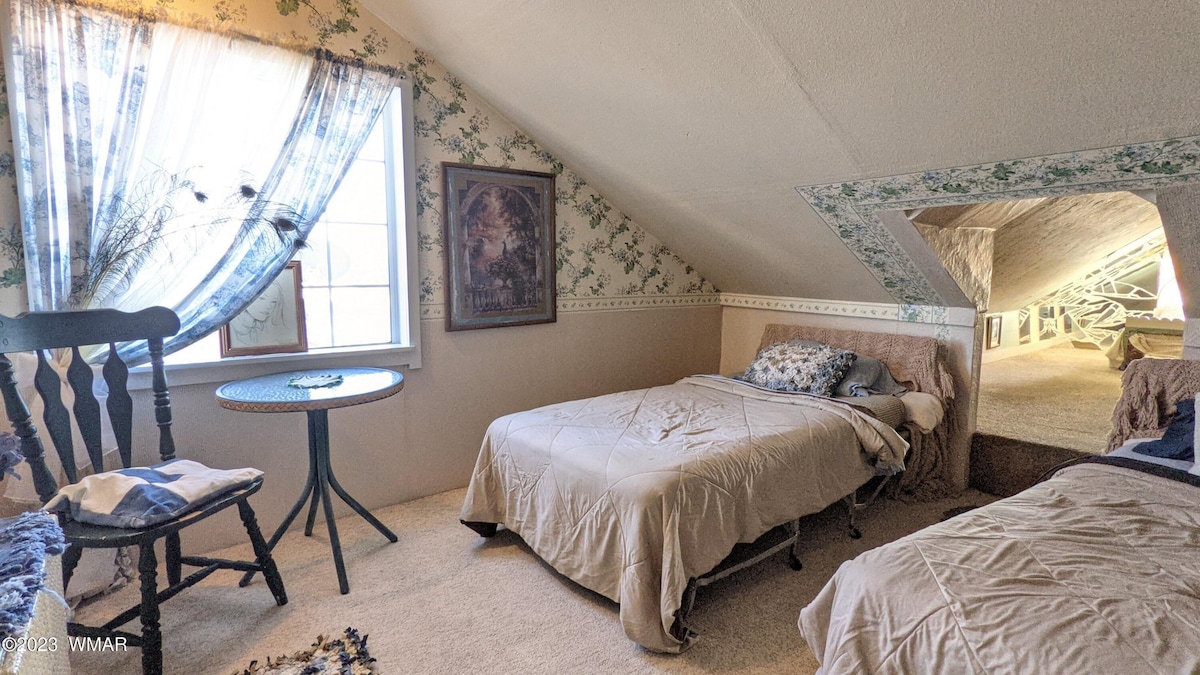 спалня на горния етаж, 2 единични легла