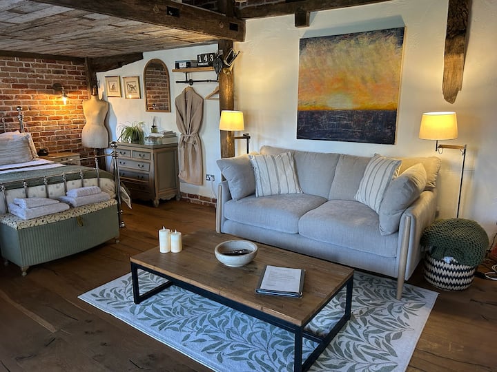 Little Knoll Barn 
In Harpenden,
Self Catering - Saint Albans