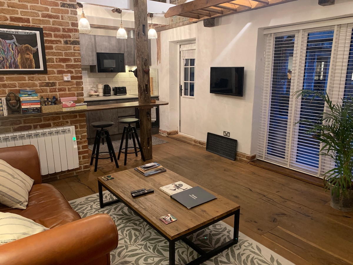 Popular Airbnb listing: Little Knoll Barn in Harpenden, self catering in Hertfordshire