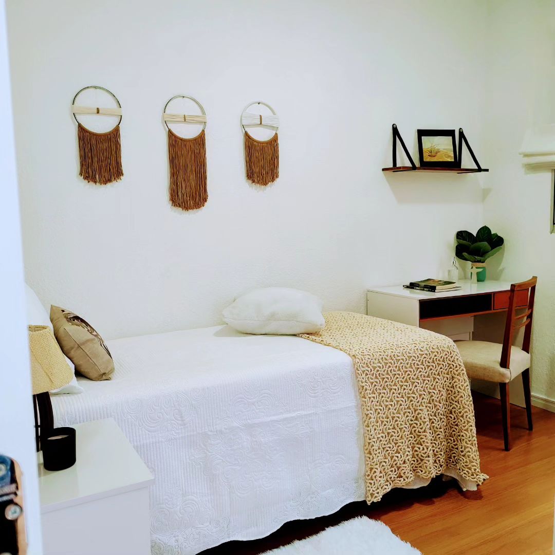 Еднокреветна соба и простор за работа