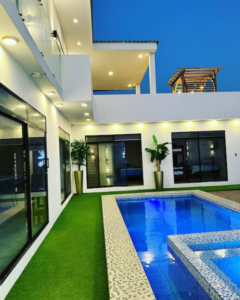 Excellent beachfront house for 22 people