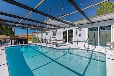 Heated pool, golf, grill! Fun-Packed Family Oasis