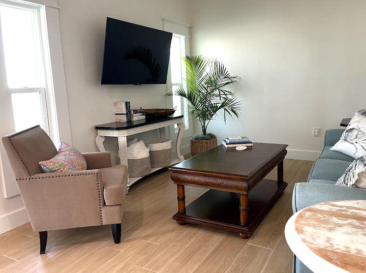 Nižší apartmán:
Obývacia izba s krásnym svetlom a tieniacimi závesmi. 