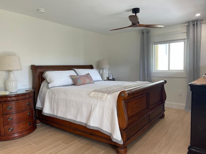 Nižší apartmán:
Náš úplne prvý nájomca povedal, že toto lôžko a jeho matrac a vankúše boli jeho obľúbeným vybavením!