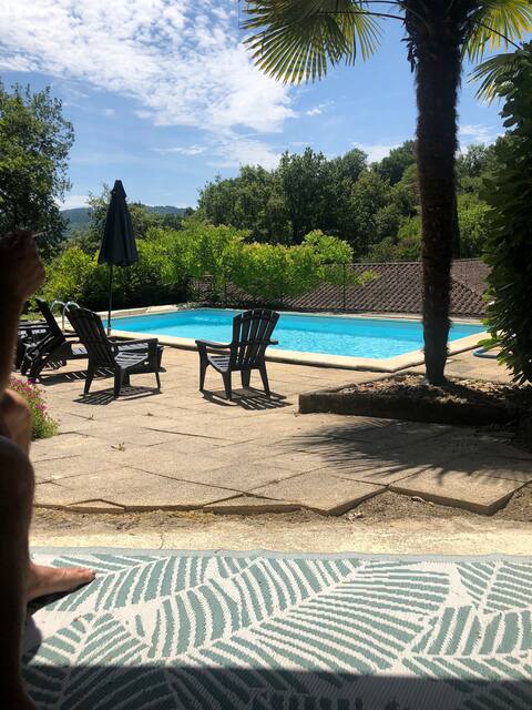 Single-storey house and pool